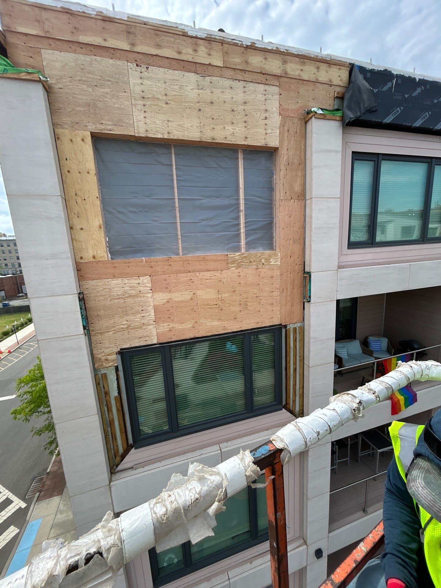 Facade carpentry repair at window openings