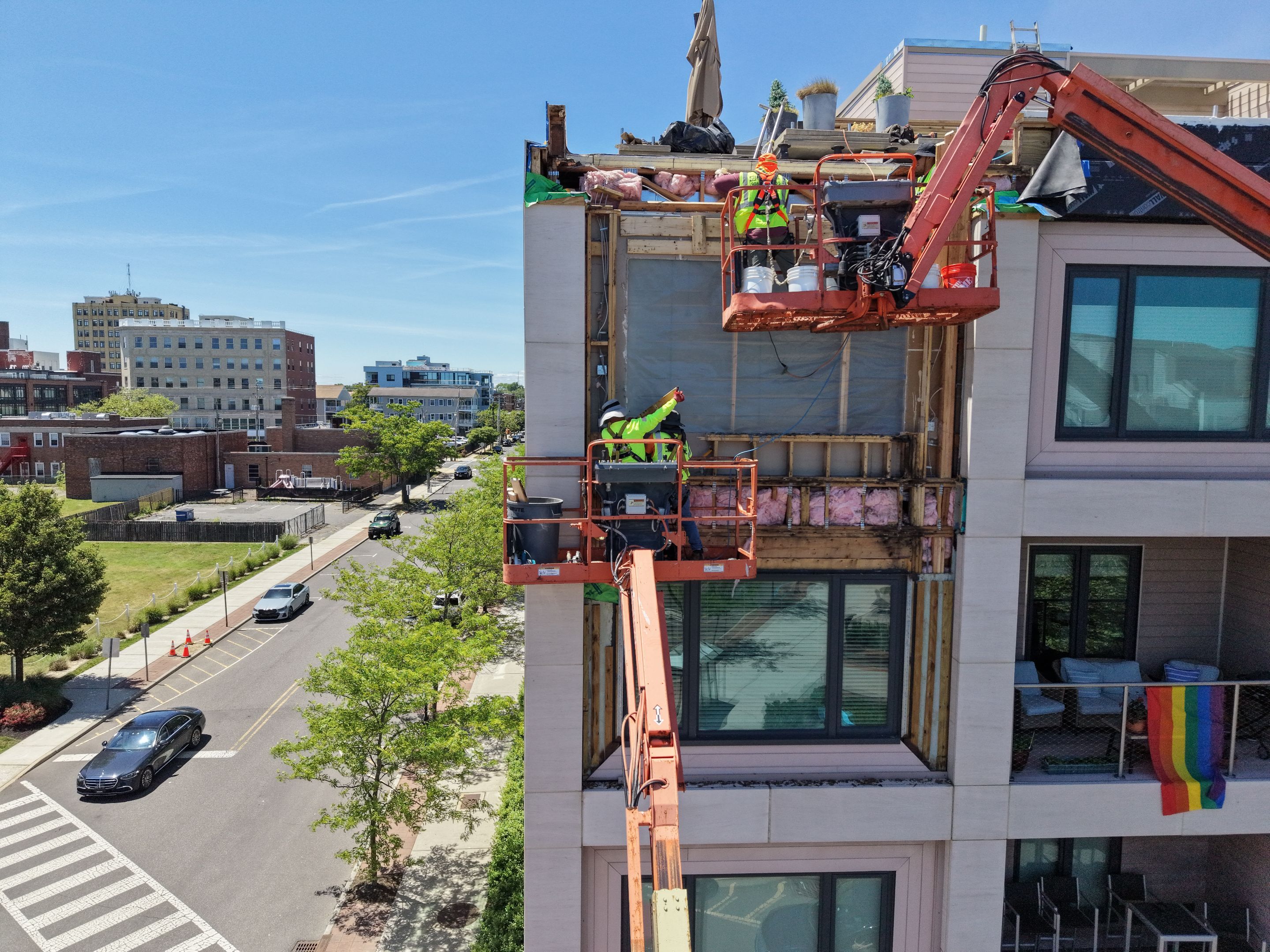 Facade carpentry and access equipment at multi-story building