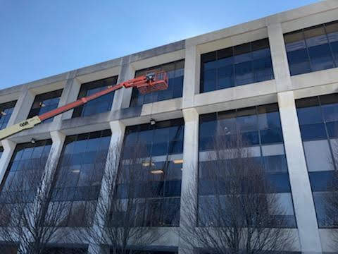 Window and facade washing from suspended access